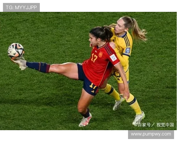 男足球星与女足美女邂逅引热议 两位运动员背后不为人知的故事