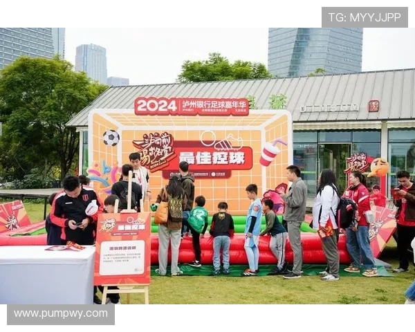 足球场上球星颠球技艺展现：精准控制与柔韧性挑战极限