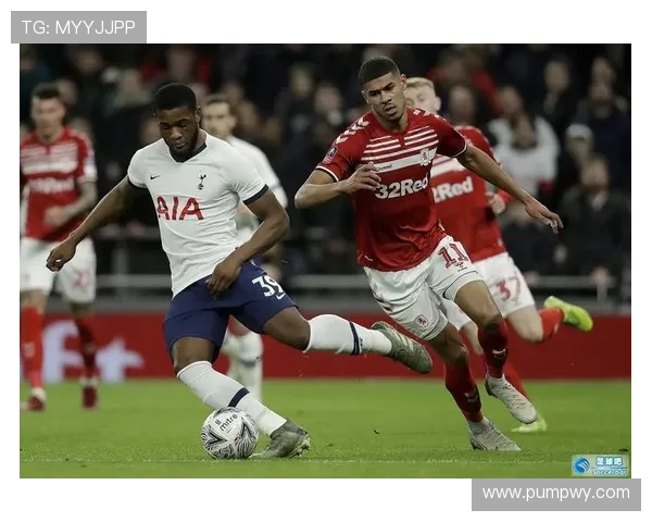 足球巨星签名海报设计创意展示让每一位球迷感受无限激情与荣耀